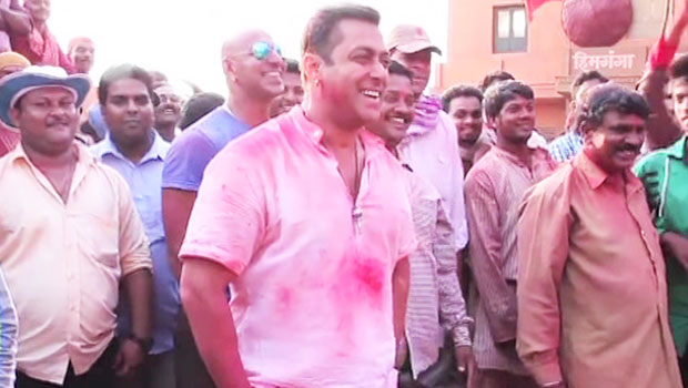 Salman Khan Dances With Little ‘Bajrangs’ On ‘Bajrangi Bhaijaan’ Sets