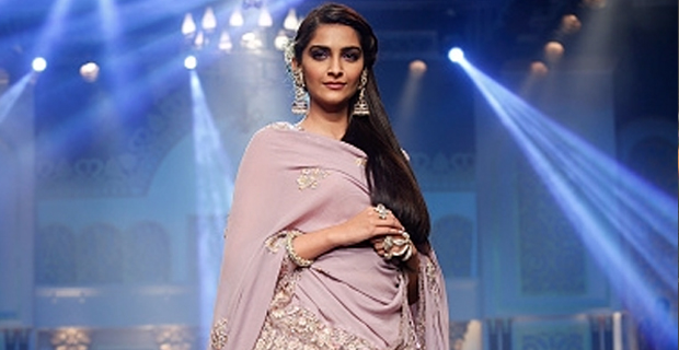 Sonam Kapoor At Day 4 Of ‘Indian International Jewellery Week 2015’