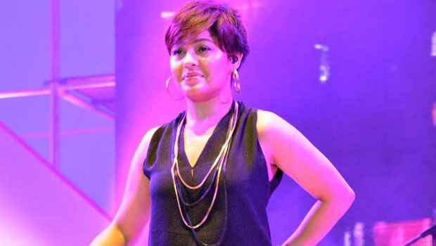 Sunidhi Chauhan Sings ‘Bin Tere’ At Channel V Indiafest in Goa