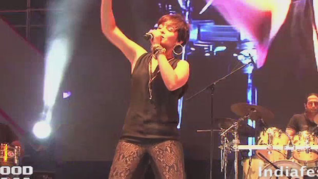Sunidhi Chauhan-Rakesh Maini Sing ‘Disco Deewane’ At Channel V Indiafest in Goa