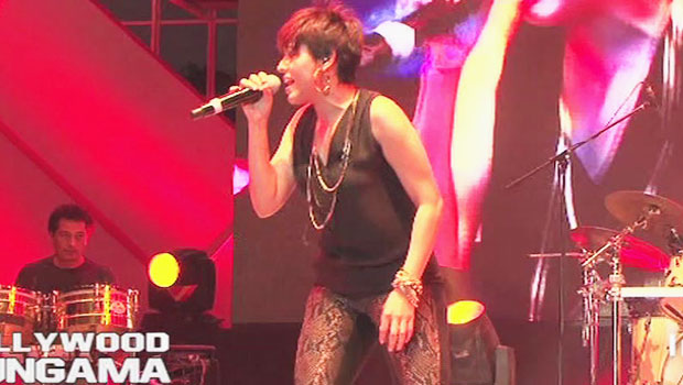 Sunidhi Chauhan Sings ‘Te Amo’ At Channel V Indiafest in Goa