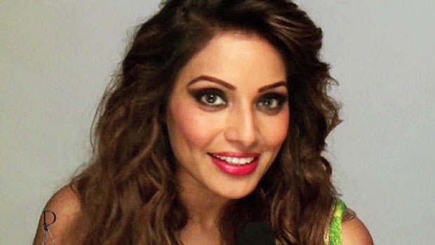 Making Of Bipasha Basu’s Photoshoot For Dabboo Ratnani’s 2015 Calendar