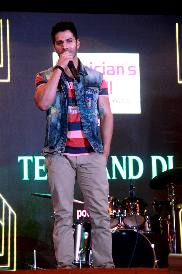 varun dhawan yaami gautam promote badlapur at the national college festival 5