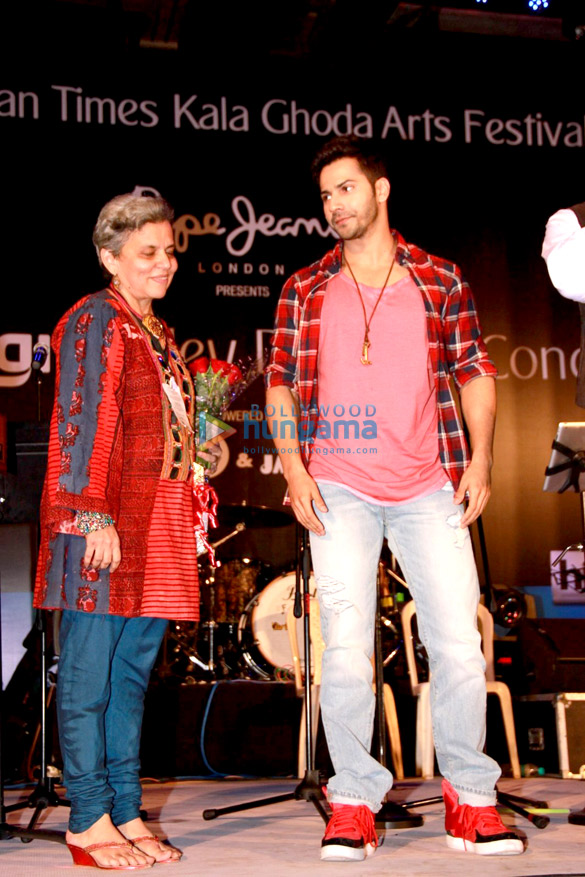 varun dhawan promotes badlapur at kala ghoda festival 4