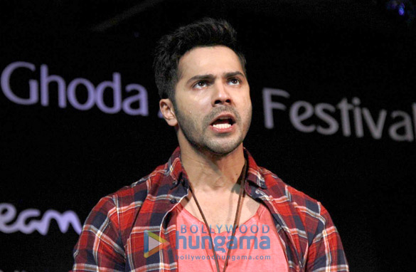 varun dhawan promotes badlapur at kala ghoda festival 10