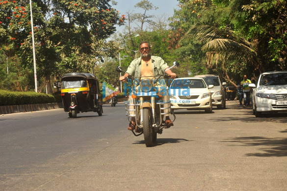 nana patekar promotes ab tak chhappan 2 on his bike 4