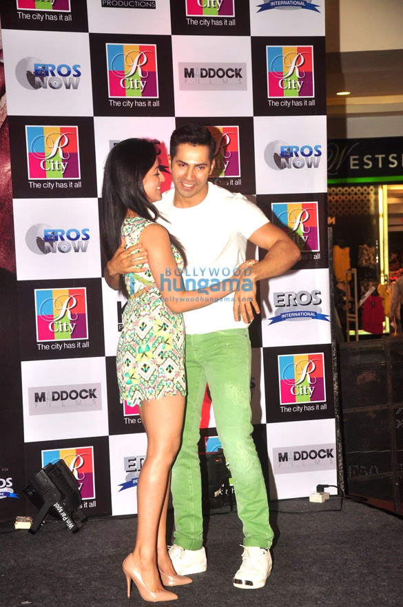 varun dhawan yaami gautam promote badlapur at r city mall 6