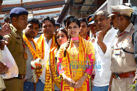 sunny leone visits siddhivinayak temple to seek blessings for kuch kuch locha hai 8