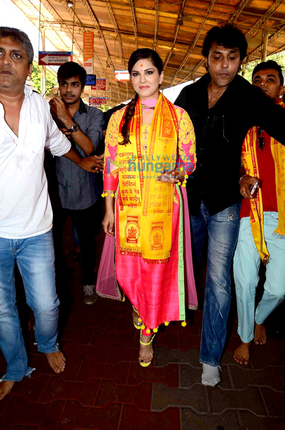 sunny leone visits siddhivinayak temple to seek blessings for kuch kuch locha hai 4