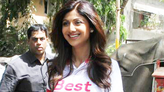 Shilpa Shetty Hand Delivers A Product To 10,000th Customer Of ‘Best Deal TV’