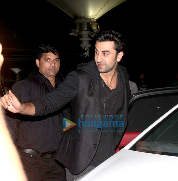ranbir kapoor anushka sharma snapped as they returned from bombay velvets promotions 9