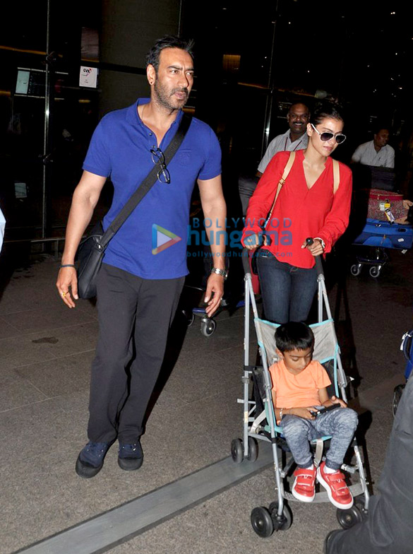 ajay devgn kajol snapped with kids returning from vacations 7