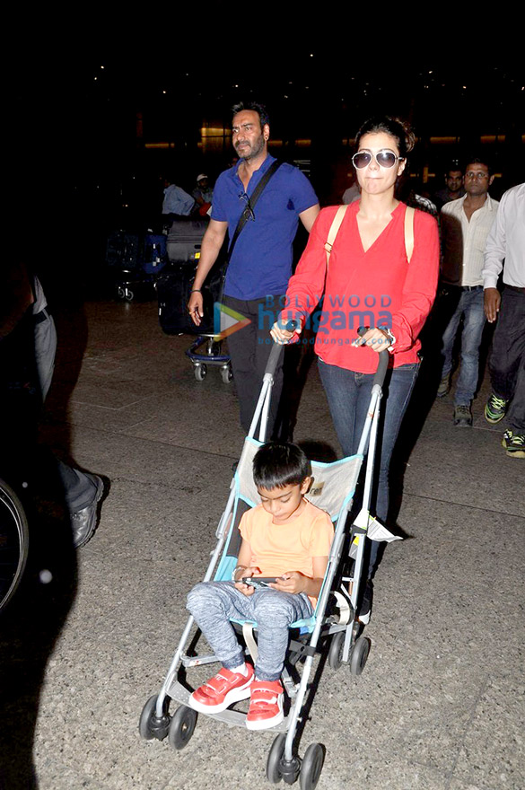 ajay devgn kajol snapped with kids returning from vacations 6