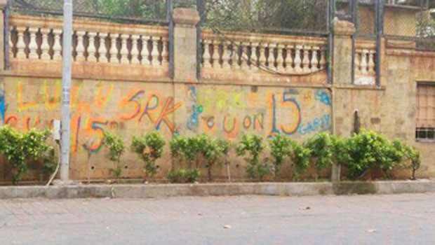 Fans Paint Walls Of Shah Rukh Khan’s Residence Mannat With Special Messages