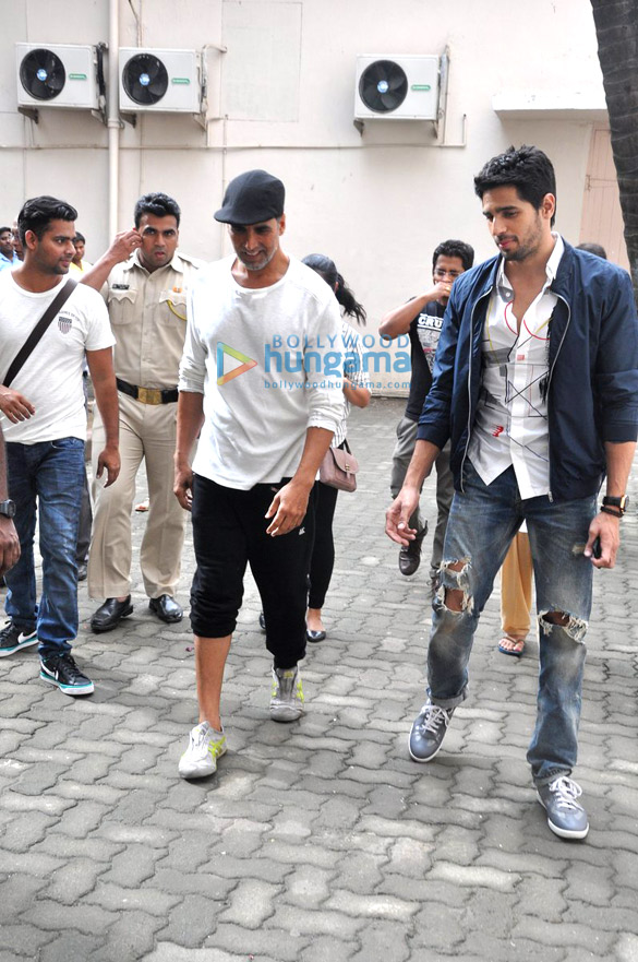 akshay kumar sidharth malhotra promote their film brothers 4