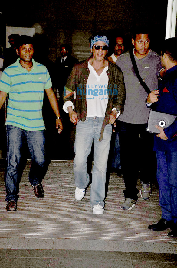 shah rukh khan kajol arrive in mumbai after finishing dilwale shoot in bulgaria 6