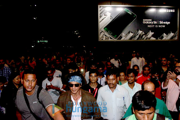 shah rukh khan kajol arrive in mumbai after finishing dilwale shoot in bulgaria 14