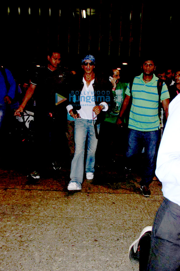 shah rukh khan kajol arrive in mumbai after finishing dilwale shoot in bulgaria 13