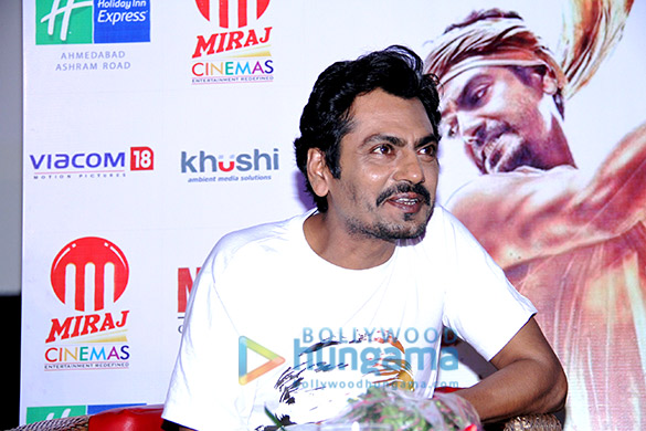 star cast of manjhi the mountain man visit miraj cinemas 8