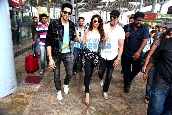 sidharth malhotra jacqueline fernandez akshay kumar snapped at delhi airport 5