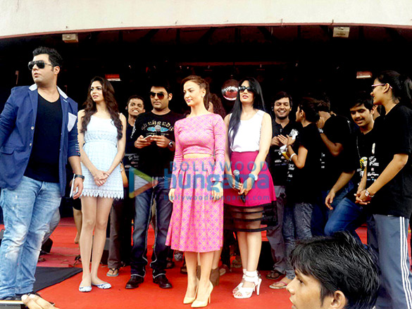 cast of kis kisko pyaar karoon visits nm college 3