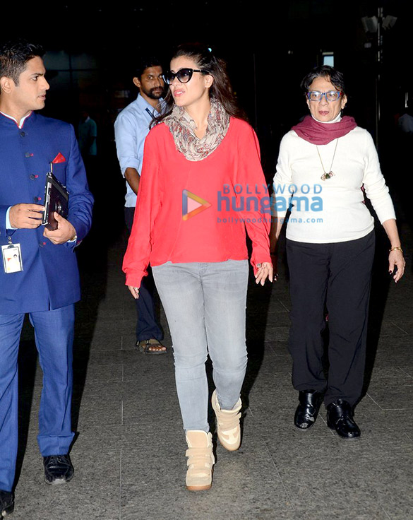 kajol tanuja arrive from iceland after dilwale shoot 2