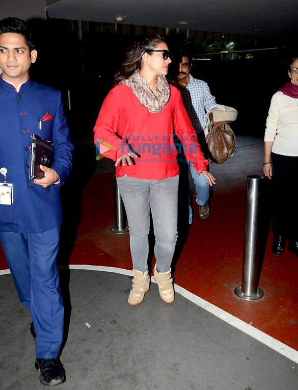 kajol tanuja arrive from iceland after dilwale shoot 6