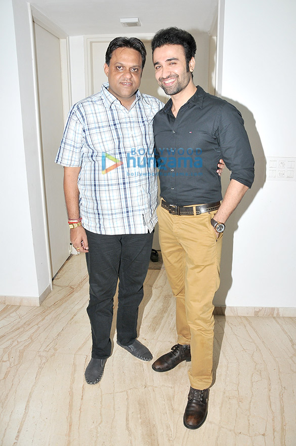avadh sharma celebrates his birthday with the cast of his film ek kahani julie ki 8