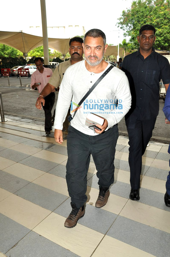 aamir khan snapped on his way to amritsar in his dangal look 2
