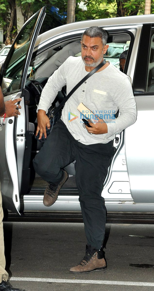 aamir khan snapped on his way to amritsar in his dangal look 8