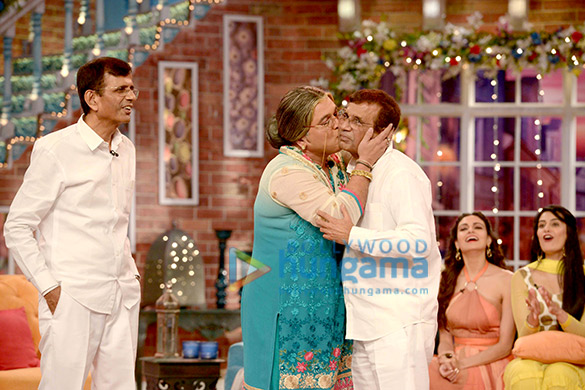 cast of kis kisko pyaar karoon on the sets of comedy nights with kapil 5