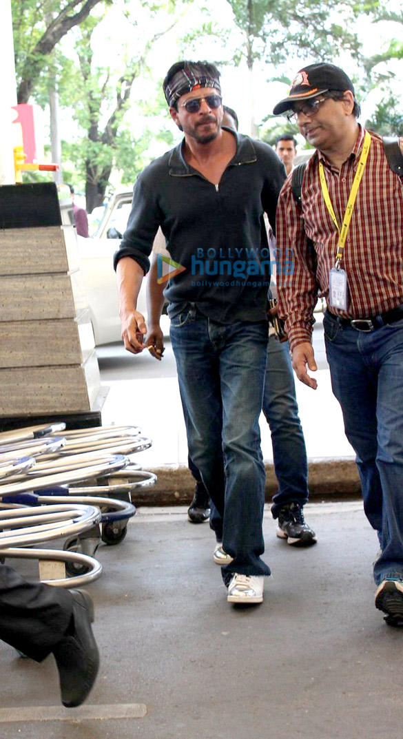 shah rukh khan snapped leaving to shoot dilwale in hyderabad 9