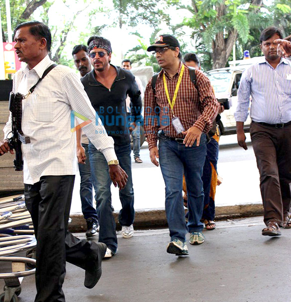 shah rukh khan snapped leaving to shoot dilwale in hyderabad 7