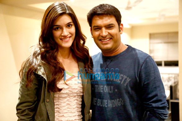 team of dilwale watches kis kisko pyaar karoon in hyderabad 5