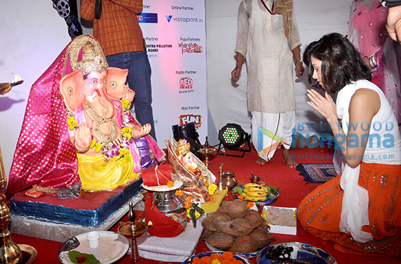 team of pyaar ka punchnama 2 visits suburban ganpati pandal 7