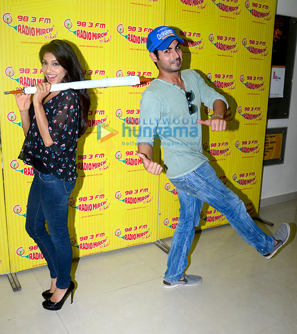 promotions of pyaar ka punchnama 2 at radio mirchi 98 3 fm studio 10