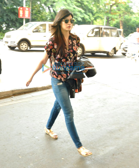 kriti sanon snapped leaving to shoot dilwale in hyderabad 14