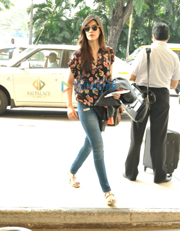kriti sanon snapped leaving to shoot dilwale in hyderabad 12