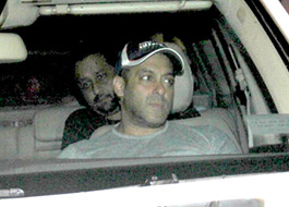 Salman Khan visits his ailing father at Lilavati Hospital