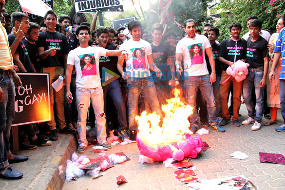 cast of pyaar ka punchnama 2 promote their film with a mohabbat mukti morcha 6
