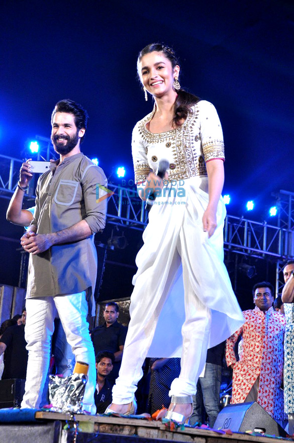 shahid kapoor and alia bhatt promote shaandaar at falguni pathaks dandia celebrations 9
