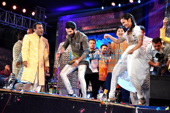 shahid kapoor and alia bhatt promote shaandaar at falguni pathaks dandia celebrations 6