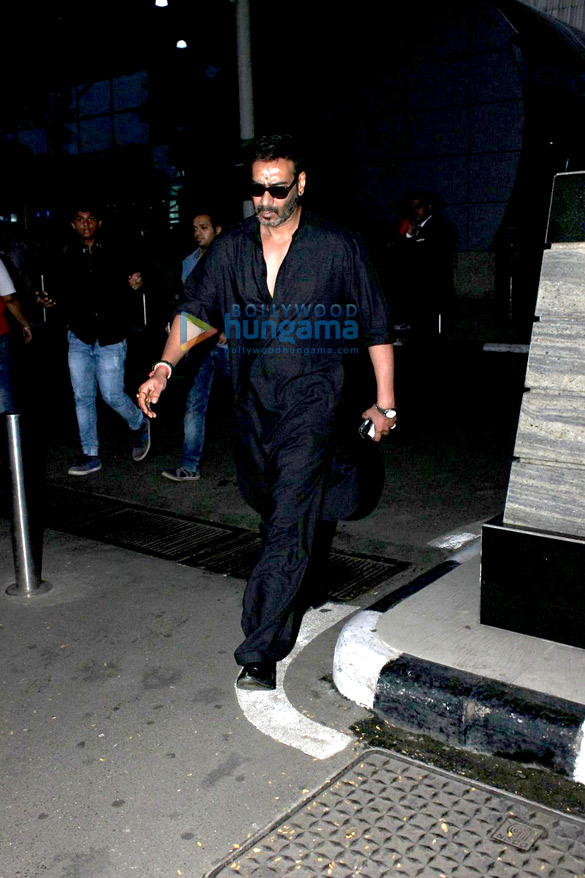ajay devgn snapped at the domestic airport 11