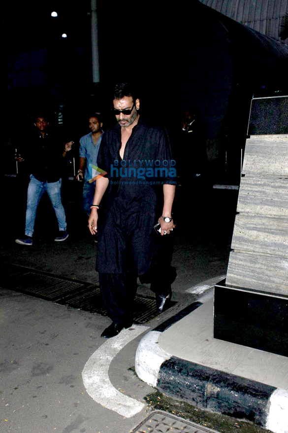ajay devgn snapped at the domestic airport 10