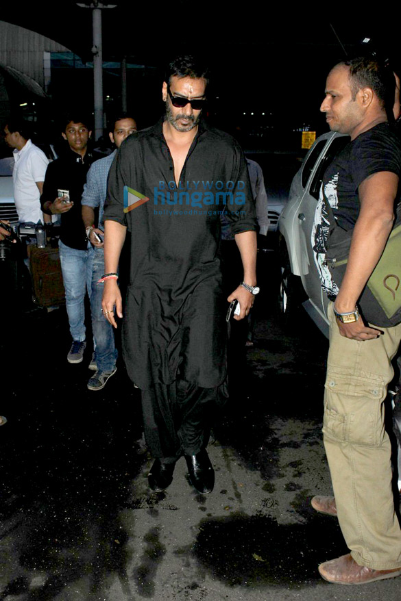 ajay devgn snapped at the domestic airport 17