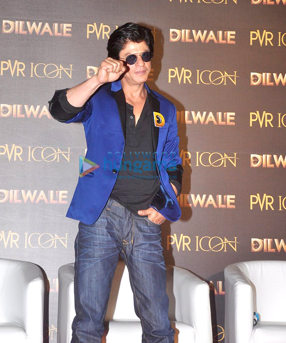 shah rukh khan kajol varun dhawan and kriti sanon launch the track manma emotion from dilwale 6