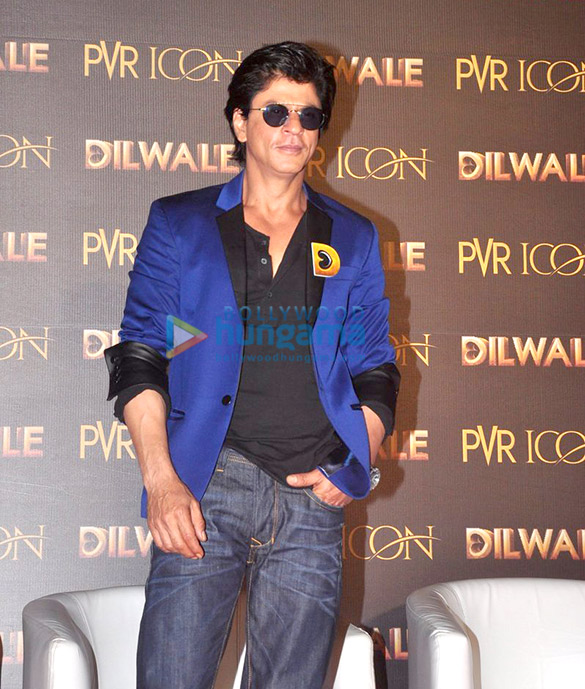 shah rukh khan kajol varun dhawan and kriti sanon launch the track manma emotion from dilwale 14