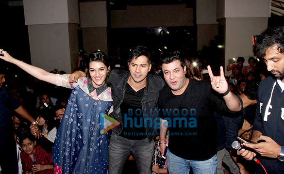 varun dhawan kriti sanon promote dilwale at mithibai college 8