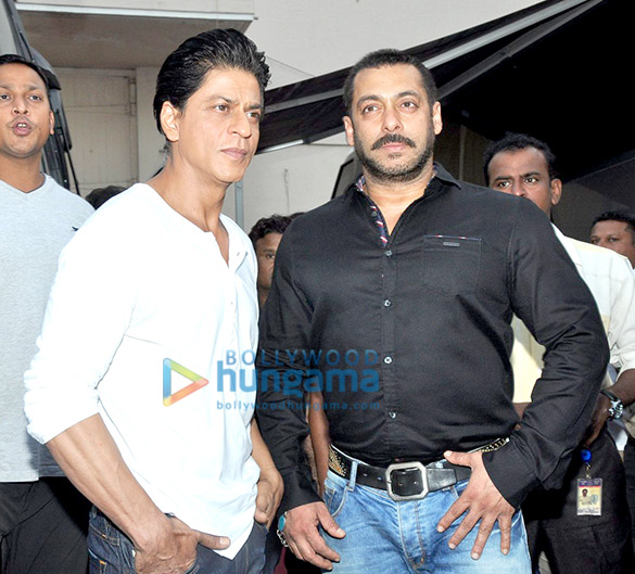 shah rukh khan salman khan pose post promoting dilwale on bigg boss at mehboob studio 4