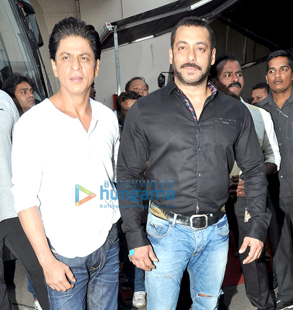 shah rukh khan salman khan pose post promoting dilwale on bigg boss at mehboob studio 3
